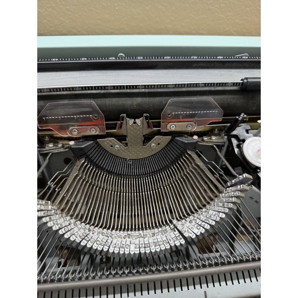 We R Memory Keepers Typewriter Typecast - Mint- Needs Ink Ribbon- Works great! - Picture 6 of 8